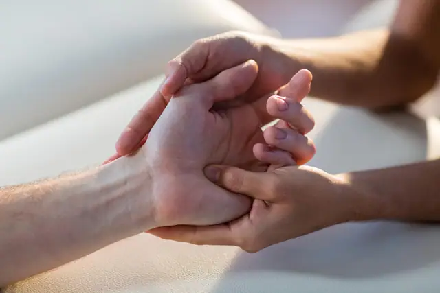 Therapeutische Handmassage während einer Behandlung