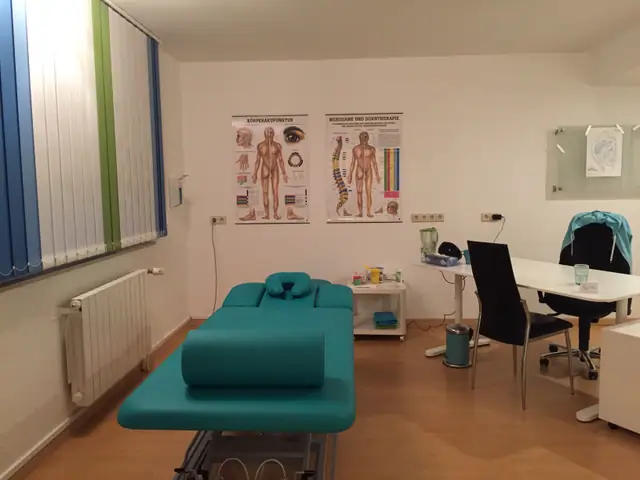 Moderner Behandlungsraum mit Behandlungsliege und medizinischer Ausstattung