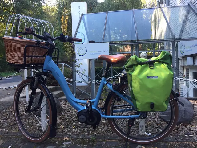 Fahrradständer vor der Praxis Fahrrad geparkt vor dem Eingang der Naturheilpraxis