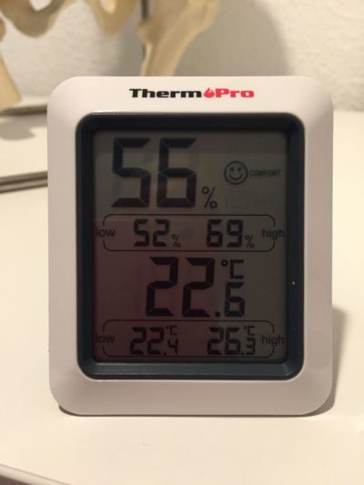 Sommertemperatur in der Praxis (Thermometer zeigt 22,6°C)